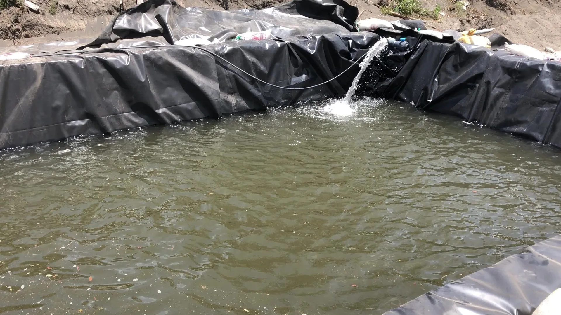 Instalación de geomembrana para reservorio